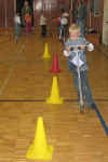 Slalom auf Rollern